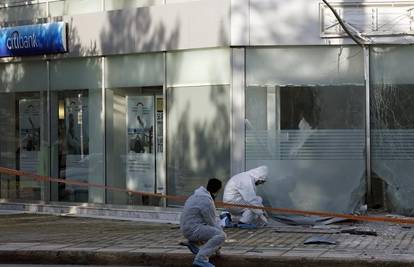 Bomba je eksplodirala ispred banke u Ateni, nema ranjenih