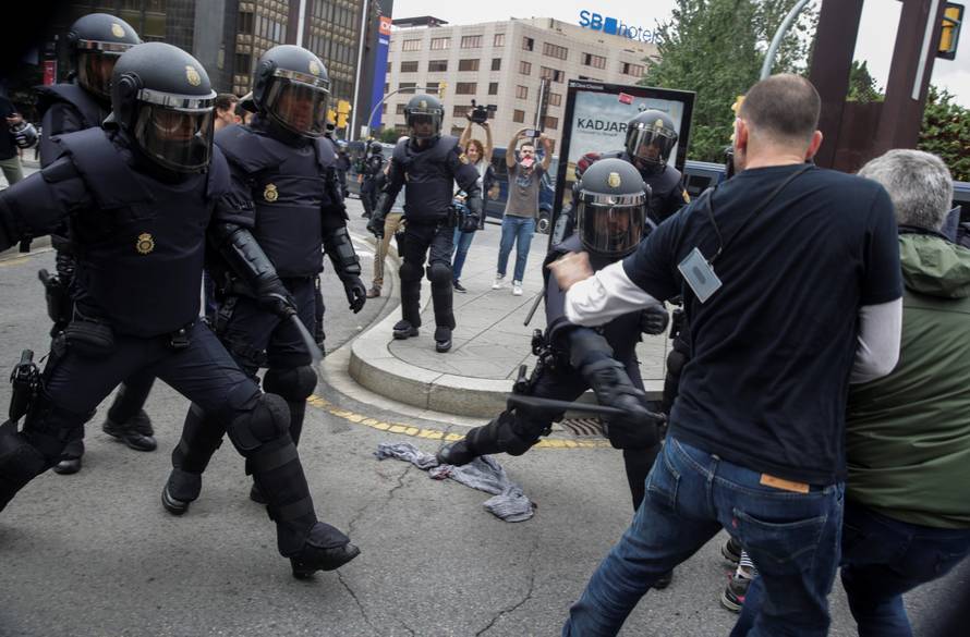 Spanish police scuffle with people outside a polling station for the banned independence referendum in Tarragona