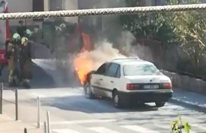 Video: Auto se zapalio u vožnji u Splitu, vozač je uspio izaći