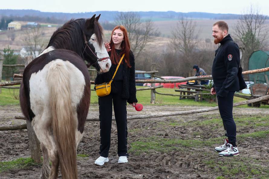 Laviv: Ukrajinski ratni vojni invalidi rehabilitiraju se uz jahanje konja