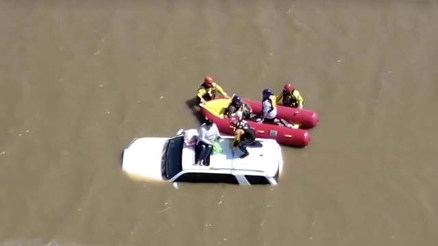 Troje ljudi i psa spasili su iz poplava u Kaliforniji: Sjedili su na krovu auta i čekali pomoć