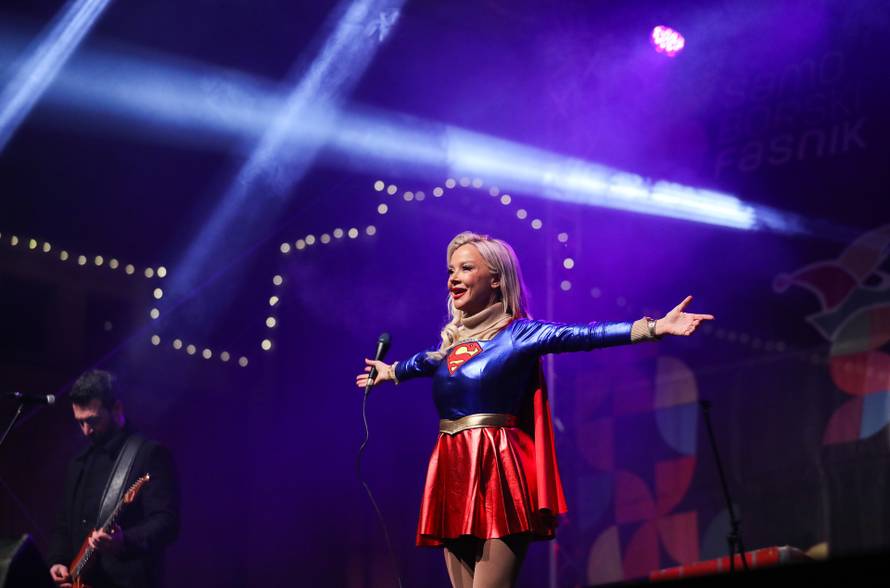 Maja Šuput obučena kao Supergirl nastupala na otvorenju Samoborskog fašnika