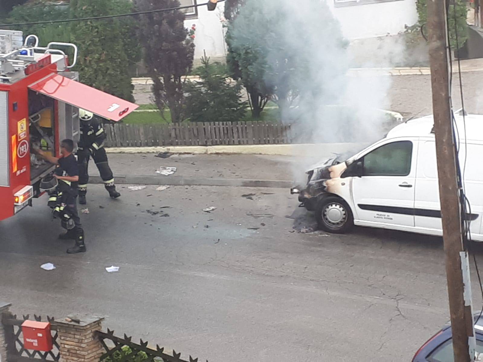 Zapalio se kombi u Zagrebu, stanari ulice pomogli u gašenju