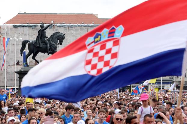 Zagreb: Dolazak hodočasnika Antunovskog hoda na Trg bana Josipa Jelačića