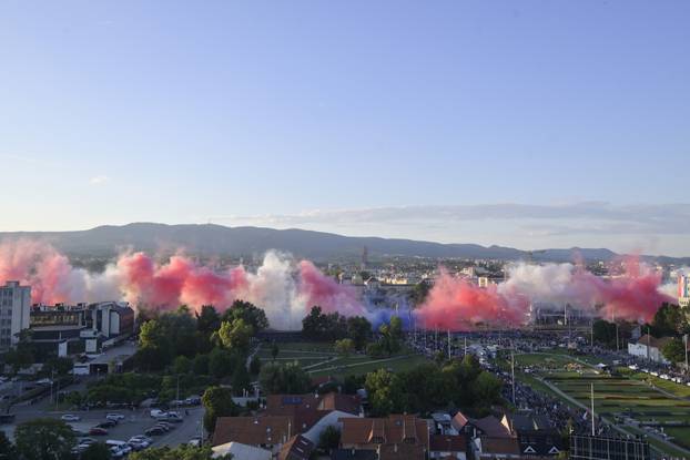 Zagreb: Vojni mimohod završio uz veličanstveni pirotehnički šou 