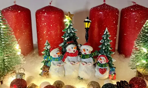 Naši umjetnici i dizajneri nude ukrase za Božić: Šalice se zlate, a vezeni vijenci su najtraženiji