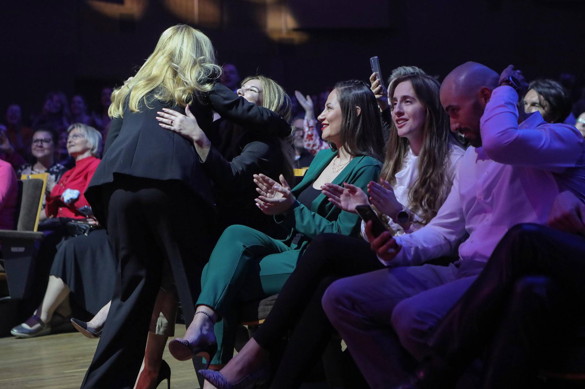 FOTO Borna istaknula dekolte, Sanja grlila Nives, a Ana Sasso bacila grudnjak na pozornicu