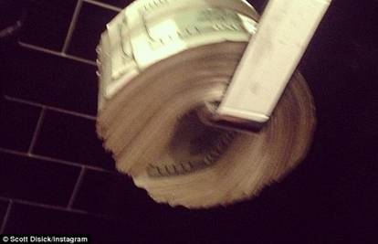 Svežanj novčanica pretvorio u rolu WC papira: Je li pretjerao?