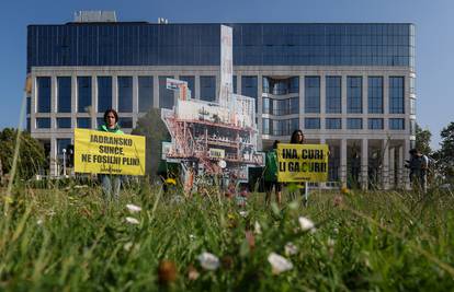 Aktivisti Greenpeacea održali prosvjed pred zgradom Ine: 'Metan je klimatski ubojica'