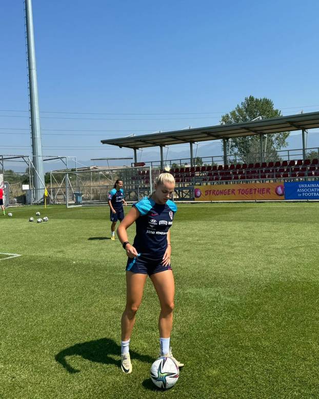 FOTO Najljepša nogometašica svijeta plakala je zbog momka. Sad ga ponovno mora napustiti