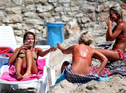 FOTO 'Vrući' kadrovi s Hvara: 'Pipi djevojka' s prijateljicama mamila poglede na plaži 2010.