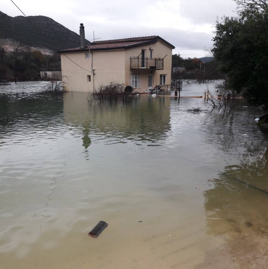 'Voda mi se još jučer popela do prvog kata': Mještani Kokorića u suzama, a kiša i dalje pada