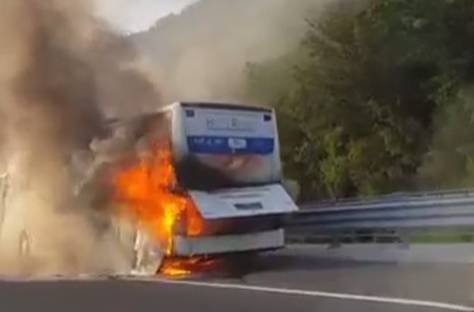 Izgorio Autotransov autobus: 'Nitko od putnika nije stradao'