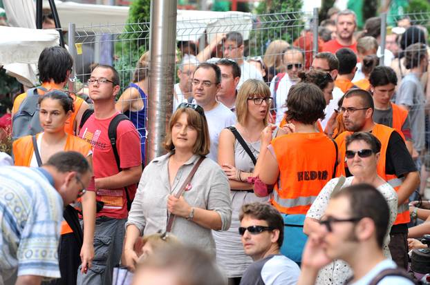 ARHIVA - 2010. Zagreb: Aktivisti za Varšavsku prosvjedovali pred sjedištem SDP-a 