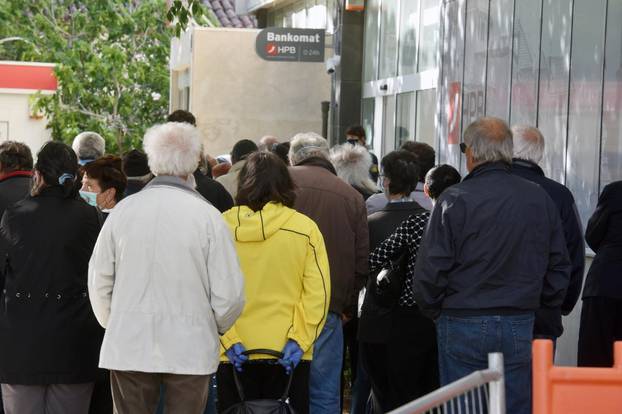 Šibenik: Velike gužve ispred banke zbog isplate mirovina