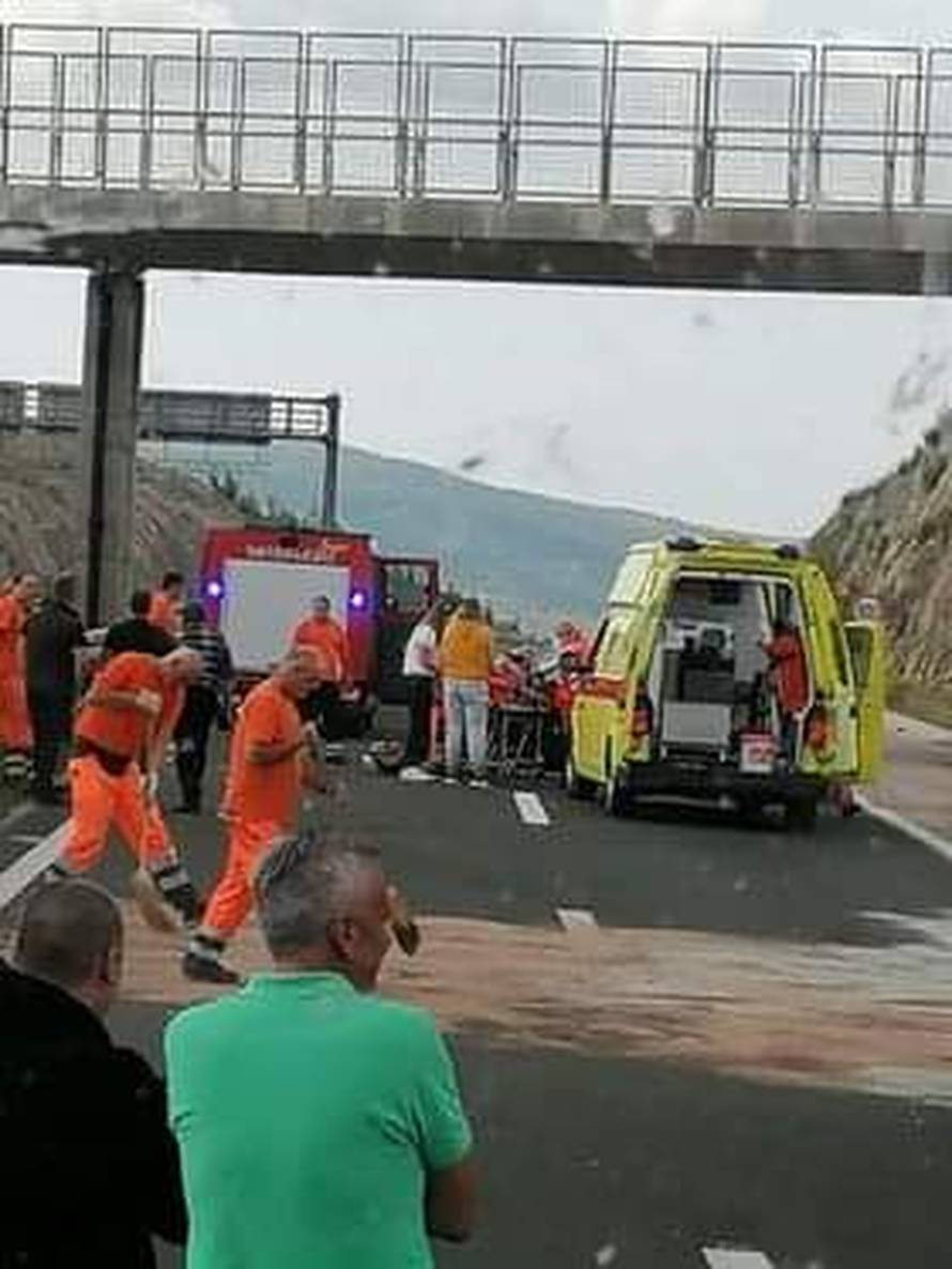 Autom izletio  s autoceste blizu Masleničkog mosta i ozlijedio se