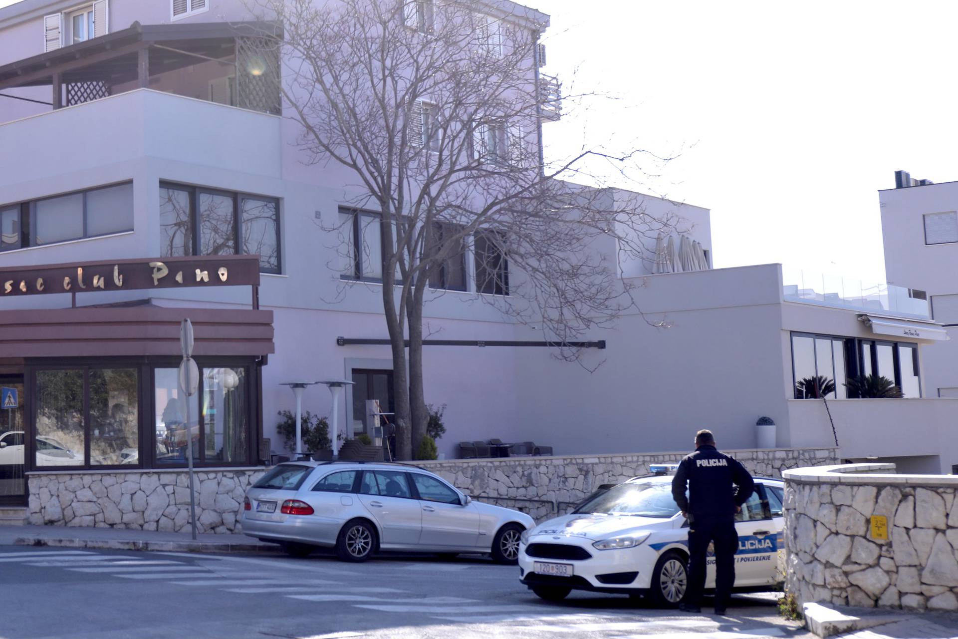Split: Policijski očevid na mjestu pucnjave u kojoj je muškarac životno ugrožen