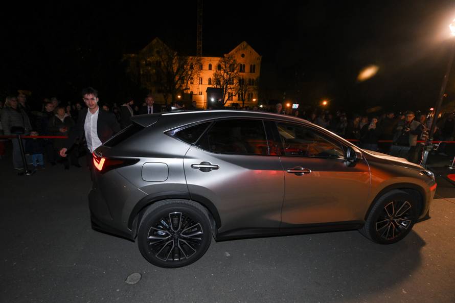 Zagreb: Dolazak uzvanika na dodjelu medijske nagrade "Večernjakova ruža" u Hrvatskom narodnom kazalištu