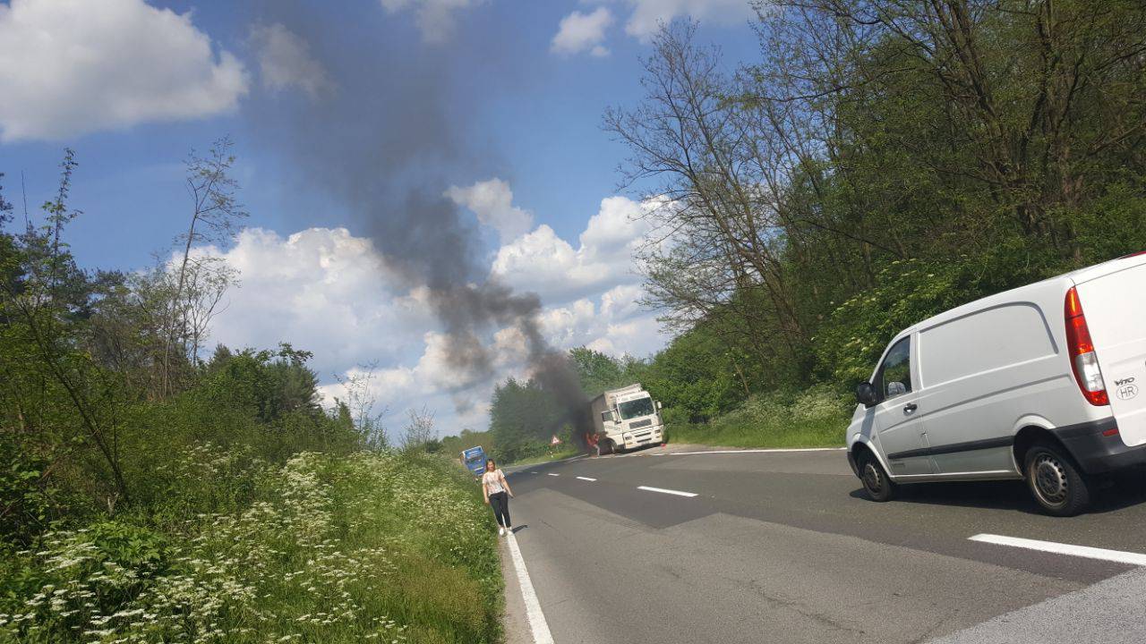 Kamionu puknula guma i u vožnji mu se zapalila prikolica