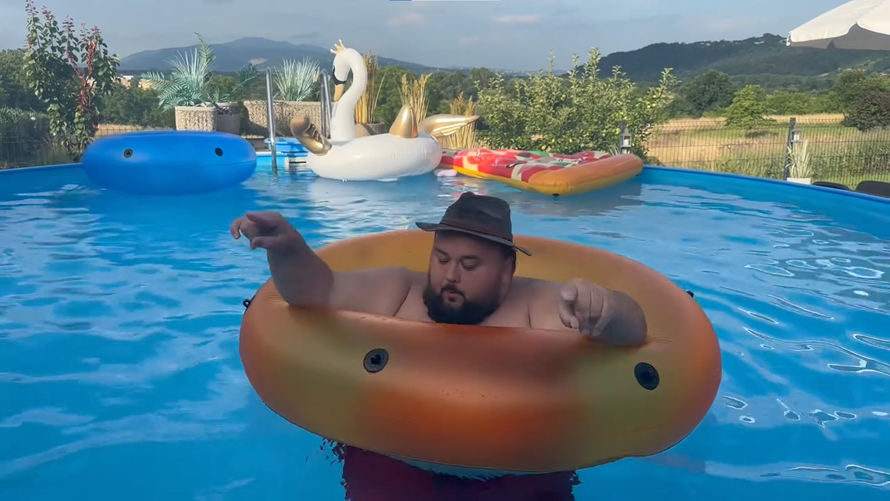 Jacques Houdek uskočio u bazen pa odradio aerobik s luftićem: 'Šlaufek sim, šlaufek tam...'