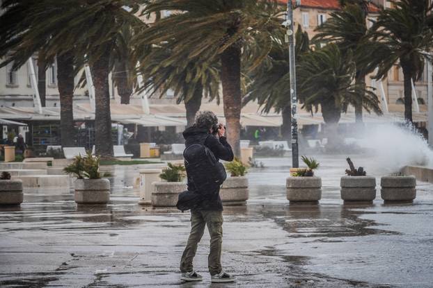 Split: Orkansko jugo potopilo rivu te stvaralo probleme u pomorskom prijevozu