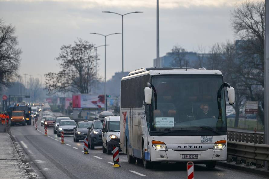 Zagreb: Započela hitna sanacija kolnika na Aveniji Većeslava Holjevca