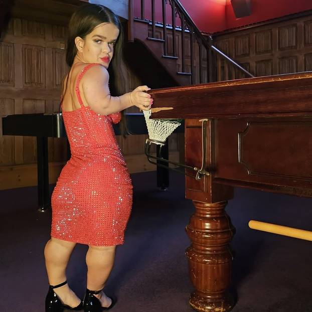 FOTO Visoka sam 112 cm i model sam! Ljudi govore nepristojne komentare kad vide mog dečka