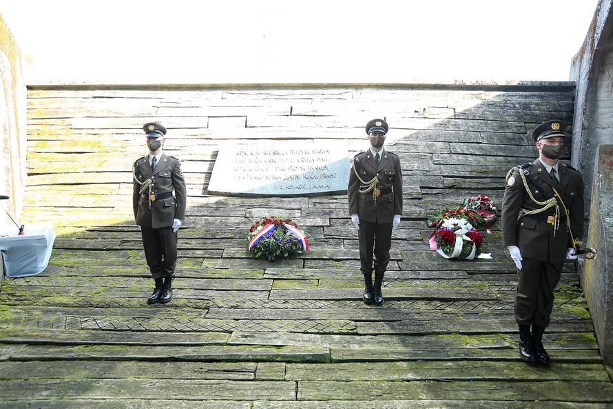 Premijer Plenković sa suradnicim položio vijence povodom 76. obljetnice Jasenovca