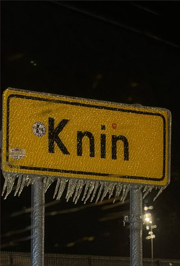 FOTO Ledena kiša 'smrznula' Knin. Padaju i stabla: 'Sve se ledi. Ne mogu se vrata otvoriti'