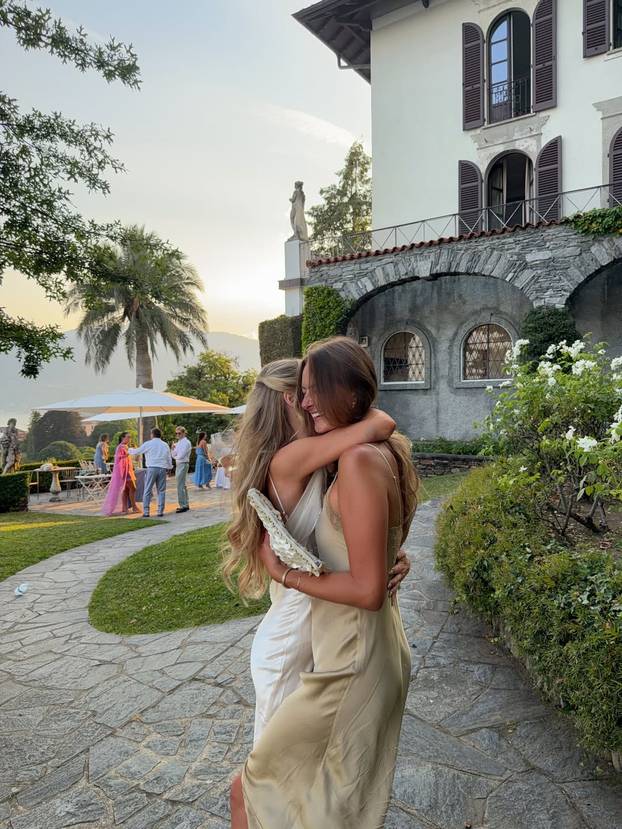 FOTO Ashlee ne prestaje privlačiti poglede: Radi za hit brend bikinija i pokazuje obline