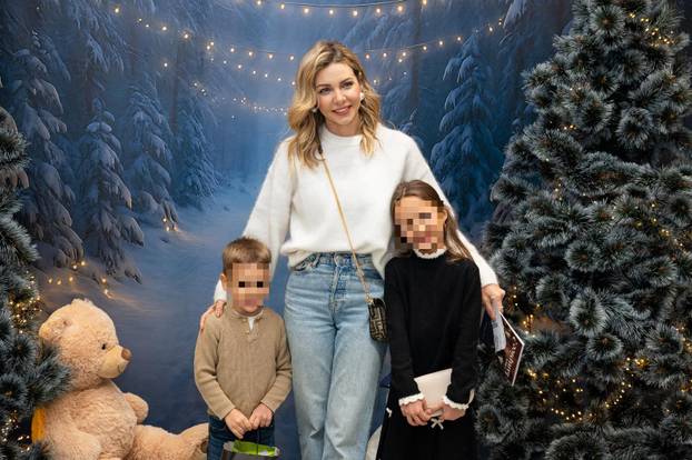 Na premijeru predstave 'A, gdje su lampice?' stigli i poznati: Bile su Doris Pinčić, Anja Alavanja...