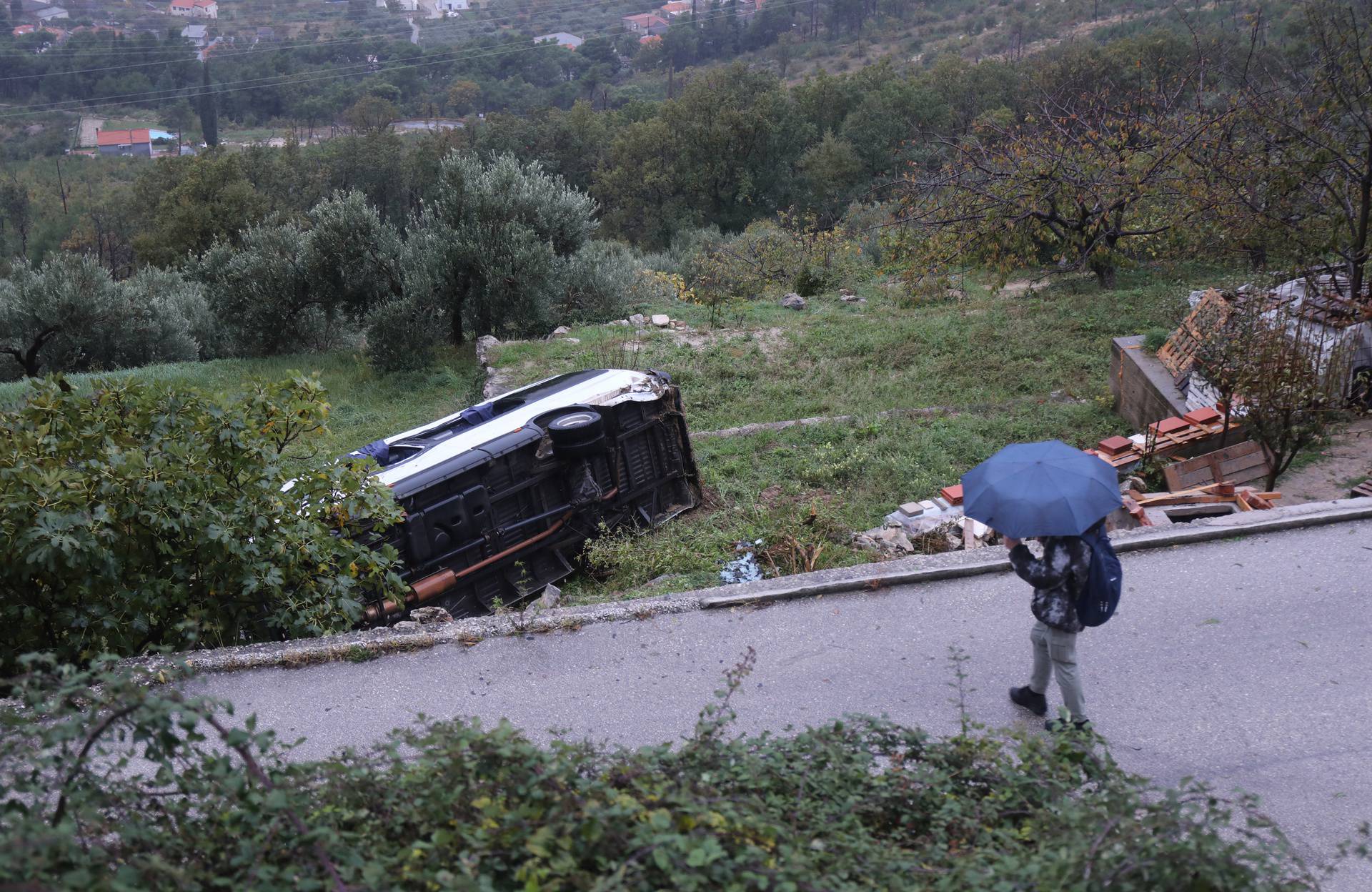 Gornje Sitno: Školski kombi sletio s ceste kod Splita, djeca prevezena u bolnicu