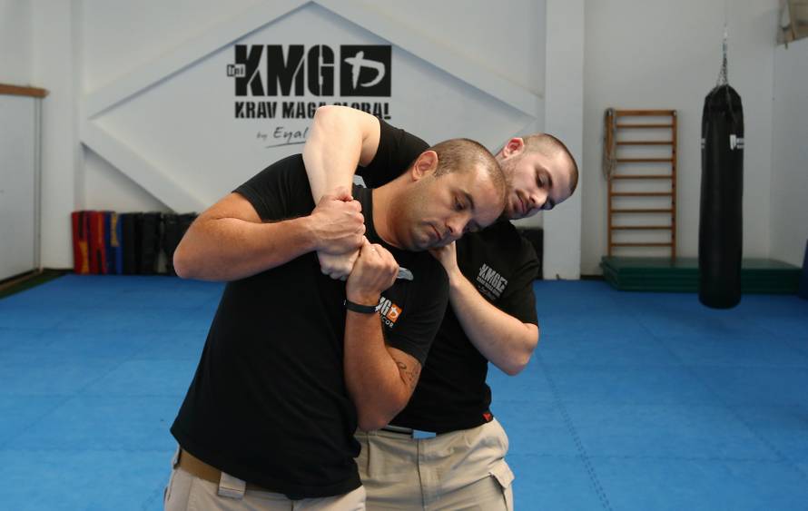 Naučite se spasiti od napada palicom, nožem i pištoljem!