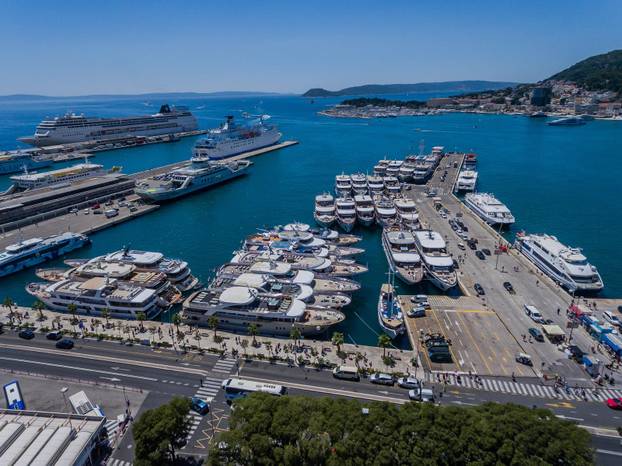 Pogled iz zraka na gužvu u splitskoj trajektnoj luci