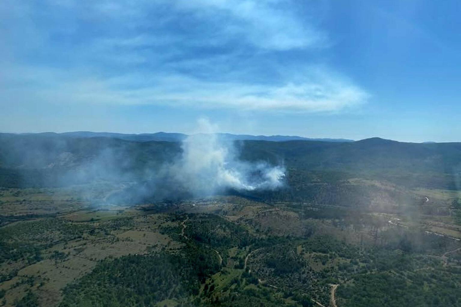 Dva kanadera i dva Airtractora gase požare kod Muća i Trilja...