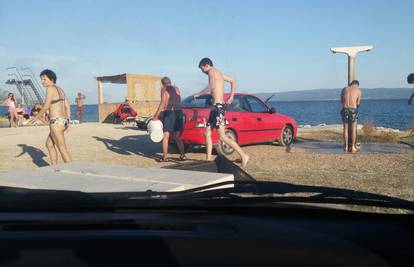 'Gledam čovjeka koji pere auto na plaži i ne mogu vjerovati...'