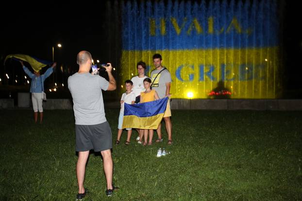 Zagreb: Ukrajiska zastava na fontanama povodom obljetnice Dana neovisnosti Ukrajine 