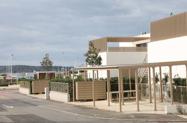 Šibenik: Novoizgrađene vile na plaži Rezalište u Brodarici