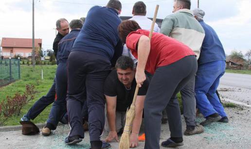 Mještani podigli auto i izvukli vozača kroz stražnje staklo