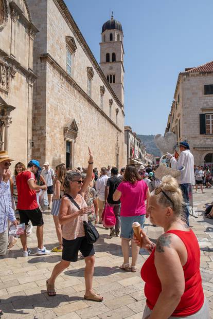 FOTO Dubrovnik se prži na 33°C! Spas od vrućine našli su u moru