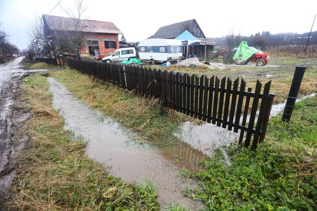 Nakon potresa Majskim Poljanama zbog dugotrajne kiše prijete poplave