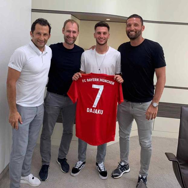 FOTO Majci bivšeg hajdukovca ne vjeruju kako mlado izgleda. Sin joj se sad vratio u domovinu