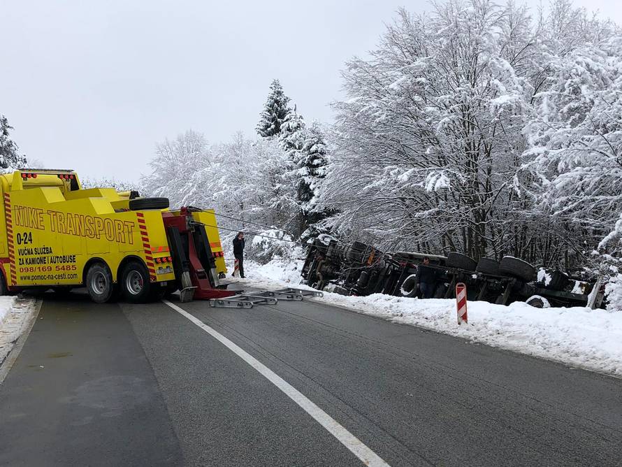 Prevrnuti kamion izvlačili su četiri sata s čak tri dizalice