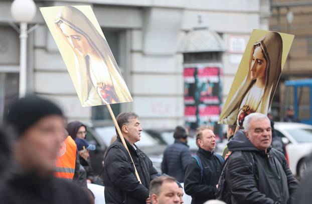 Zagreb: Interventna policija osigurava molitelje na glavnom Trgu