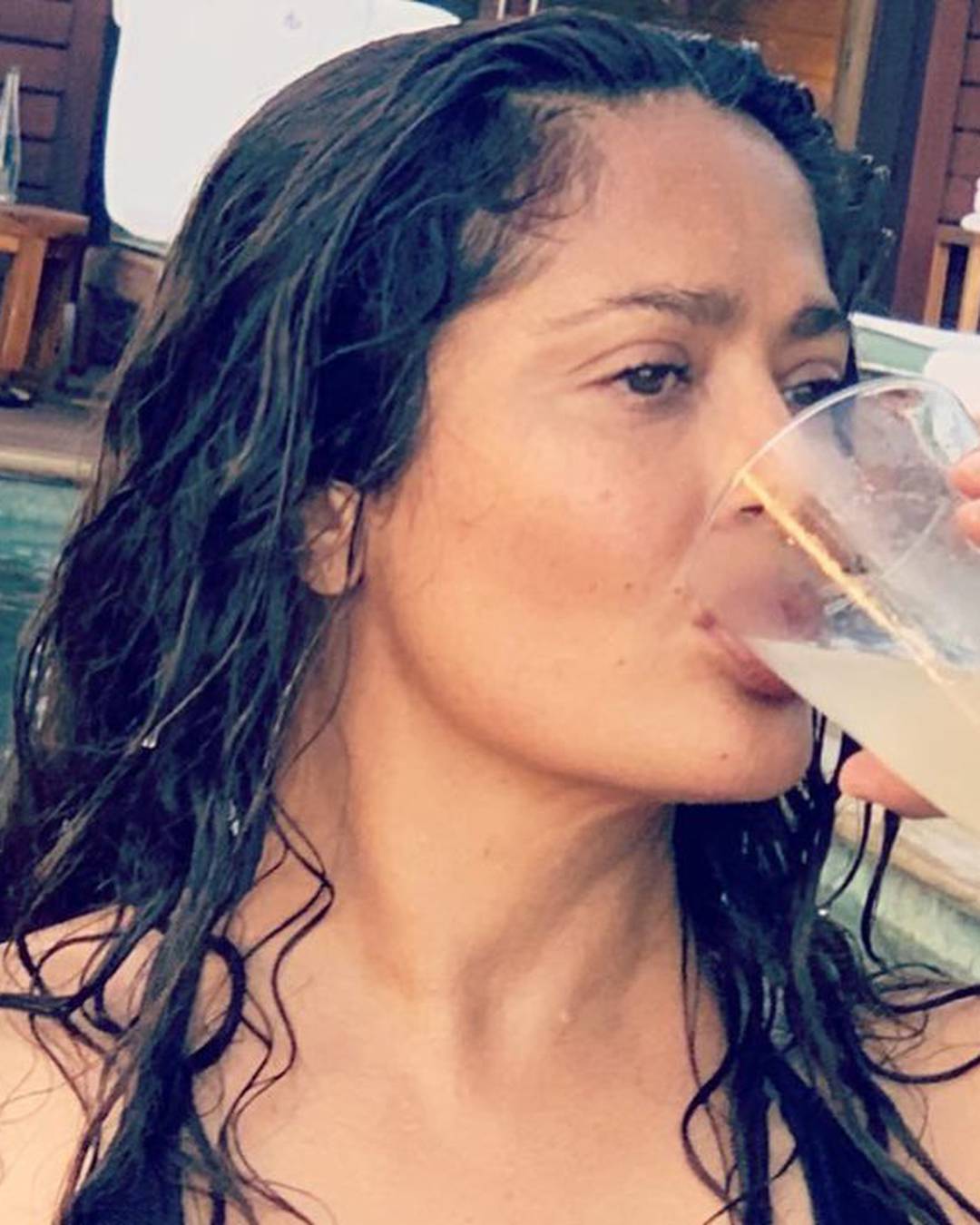 Salma Hayek istaknula bujni dekolte: 'Tebi kao da još rastu!'