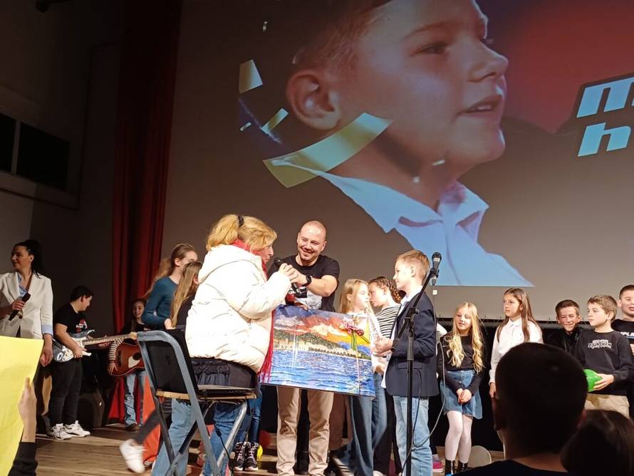 Mještani Ploča dočekali svog slavuja Marina (9) koji je pobijedio u 'The Voice Kidsu'