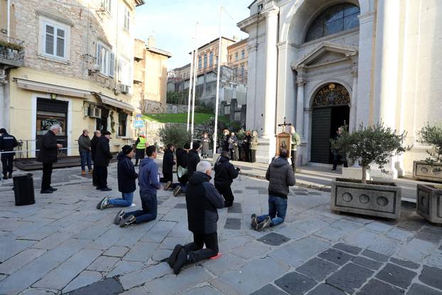 Rijeka: Molitelji i prosvjednici pred katedralom Svetog Vida.