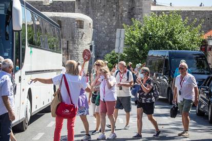 Gradske plaže u Dubrovniku su pune kao da je vrhunac sezone