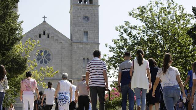 Brojni hodočasnici od jutarnjih sati pristižu u Široki Brijeg na svetkovinu Velike Gospe