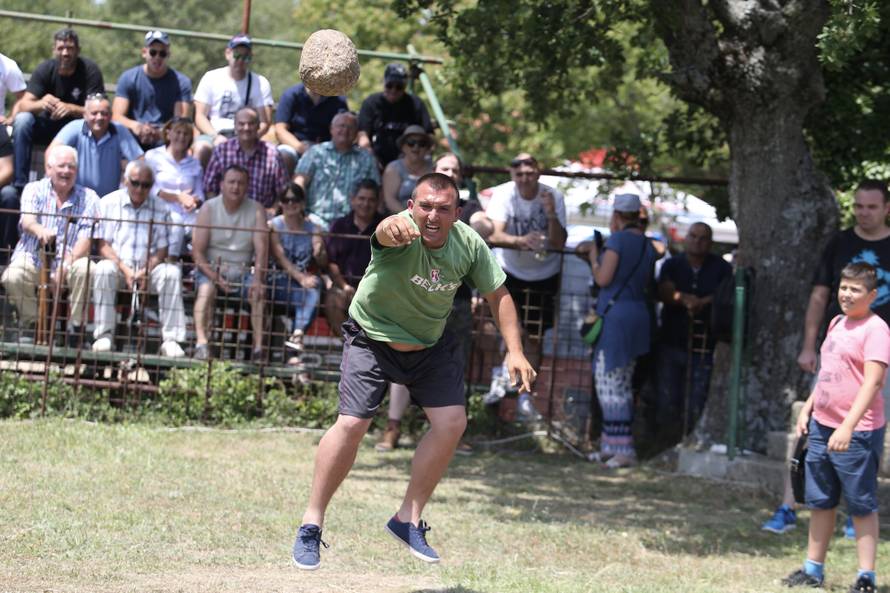 Pobjednik Medo pobjegao preko ograde, ljudi su bježali od njega